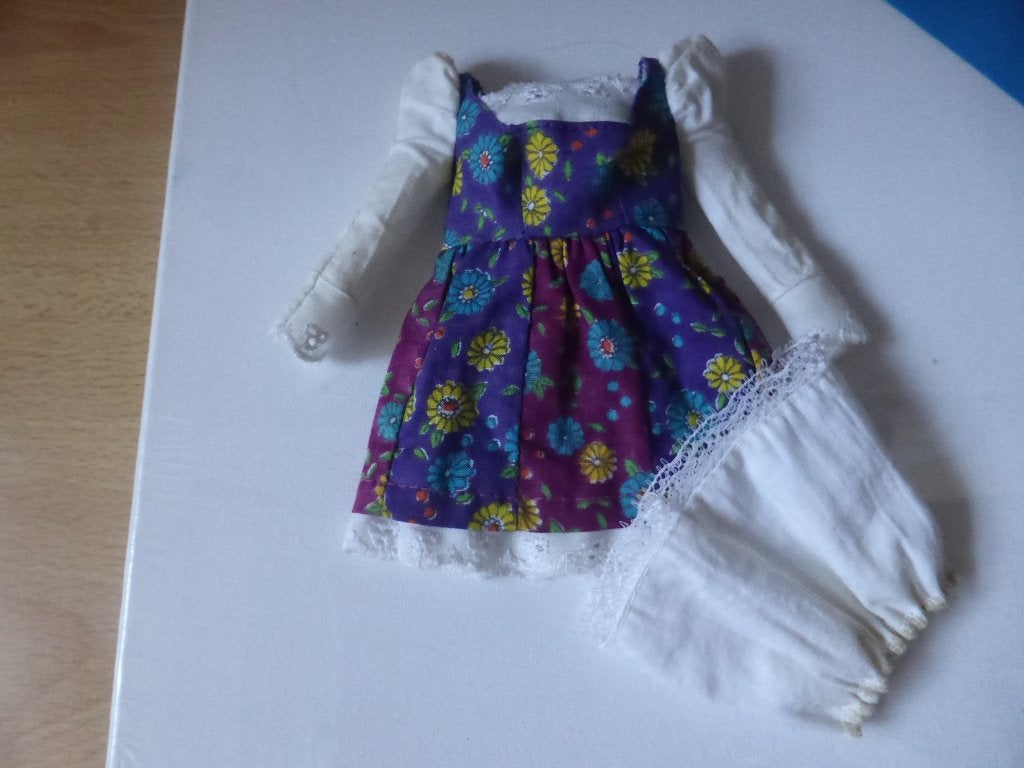 Poppenkleertjes: Jurkje met bloemenprint en witte blouse, Ophalen of Verzenden, Gebruikt, Kleertjes