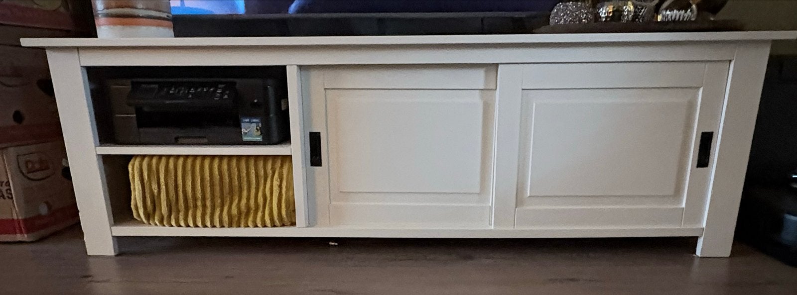 Gratis afhalen Witte geschilderd TV-meubel met schuifdeuren, Ophalen, Gebruikt, 100 tot 150 cm, Minder dan 100 cm