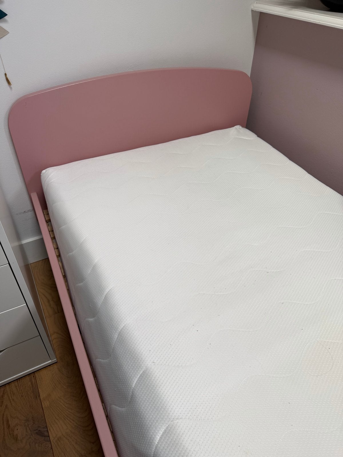 Eenpersoonsbed roze met lattenbodem en matras, Ophalen, Gebruikt, 90 cm, 200 cm