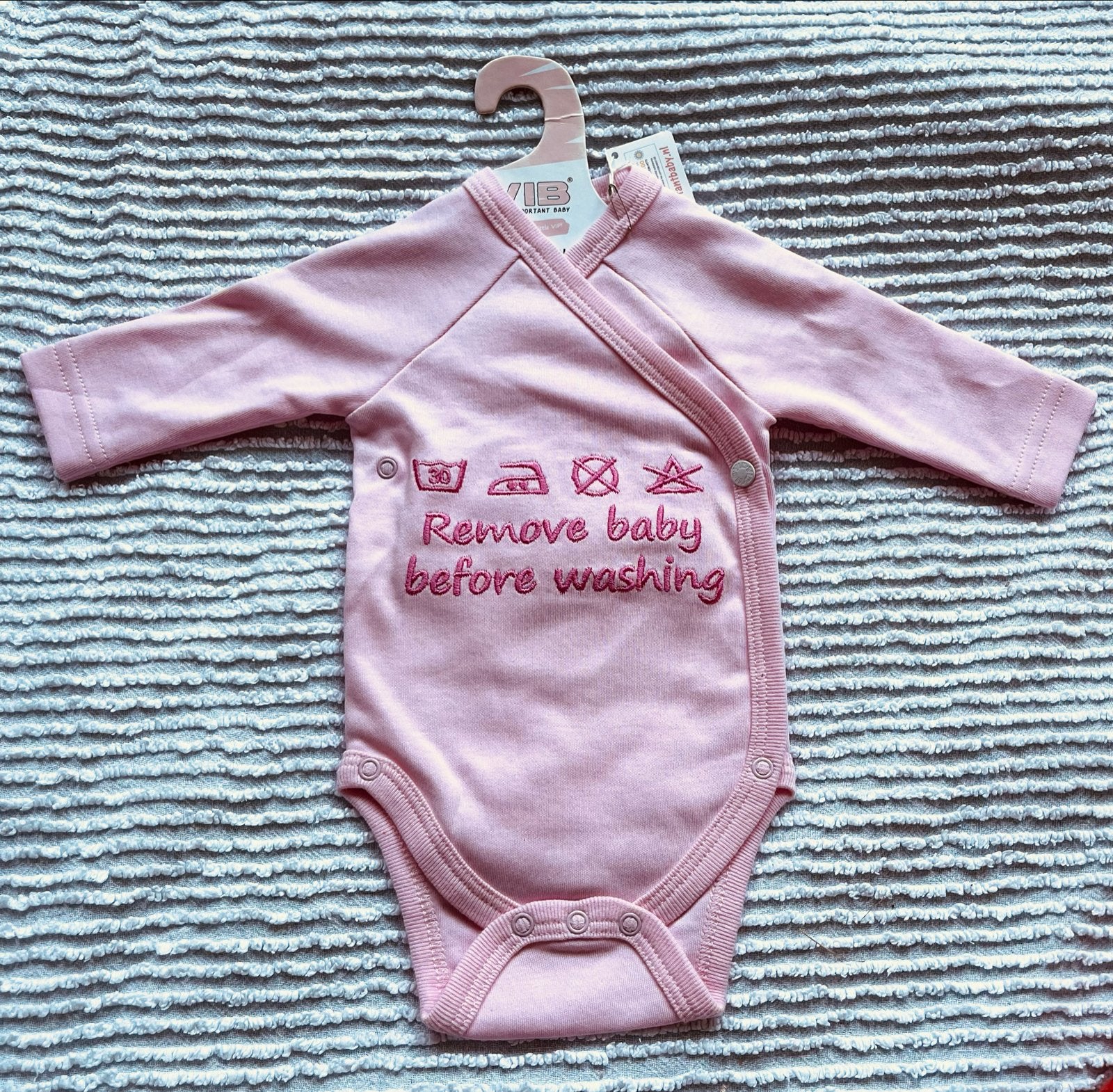 Roze baby romper met lange mouwen - VIB 0-3 mnd, Ophalen of Verzenden, Nieuw, Meisje, Nacht- of Onderkleding