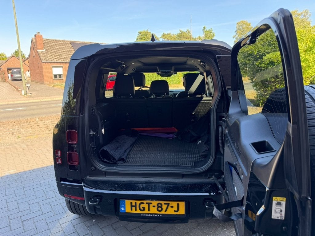 Foto 14 van Land Rover Defender P300e 300pk Phev AWD Aut 2025 Zwart