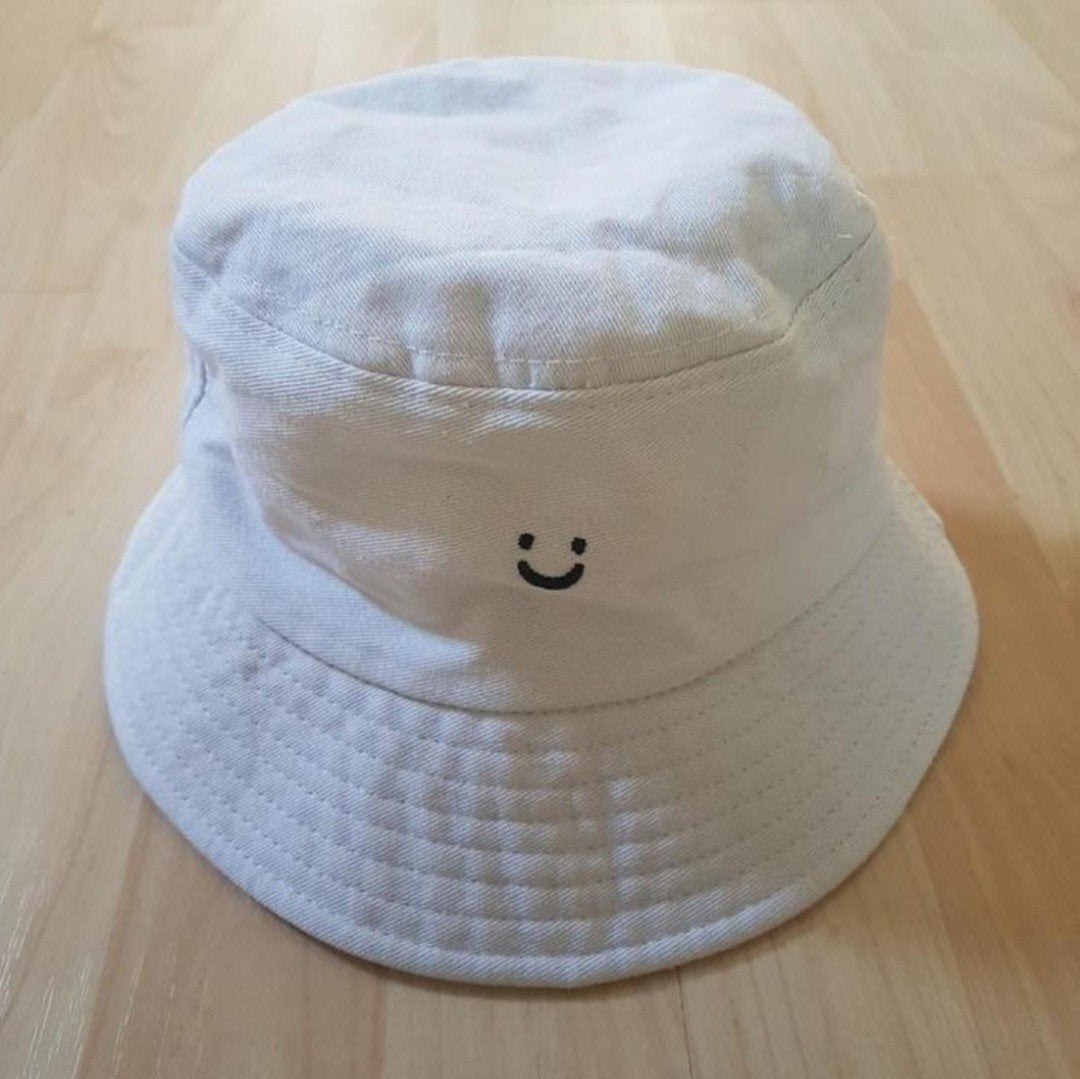 Bucket hat / emmer hoed / hoed met smiley, Ophalen of Verzenden, Zo goed als nieuw, One size fits all