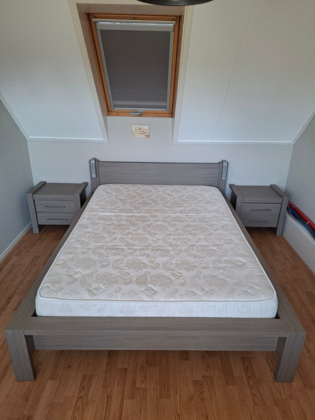 Mooi bed met matras en nachtkastjes 140x200 cm, Huis en Inrichting, Ophalen, Gebruikt, Eenpersoons, 140 cm