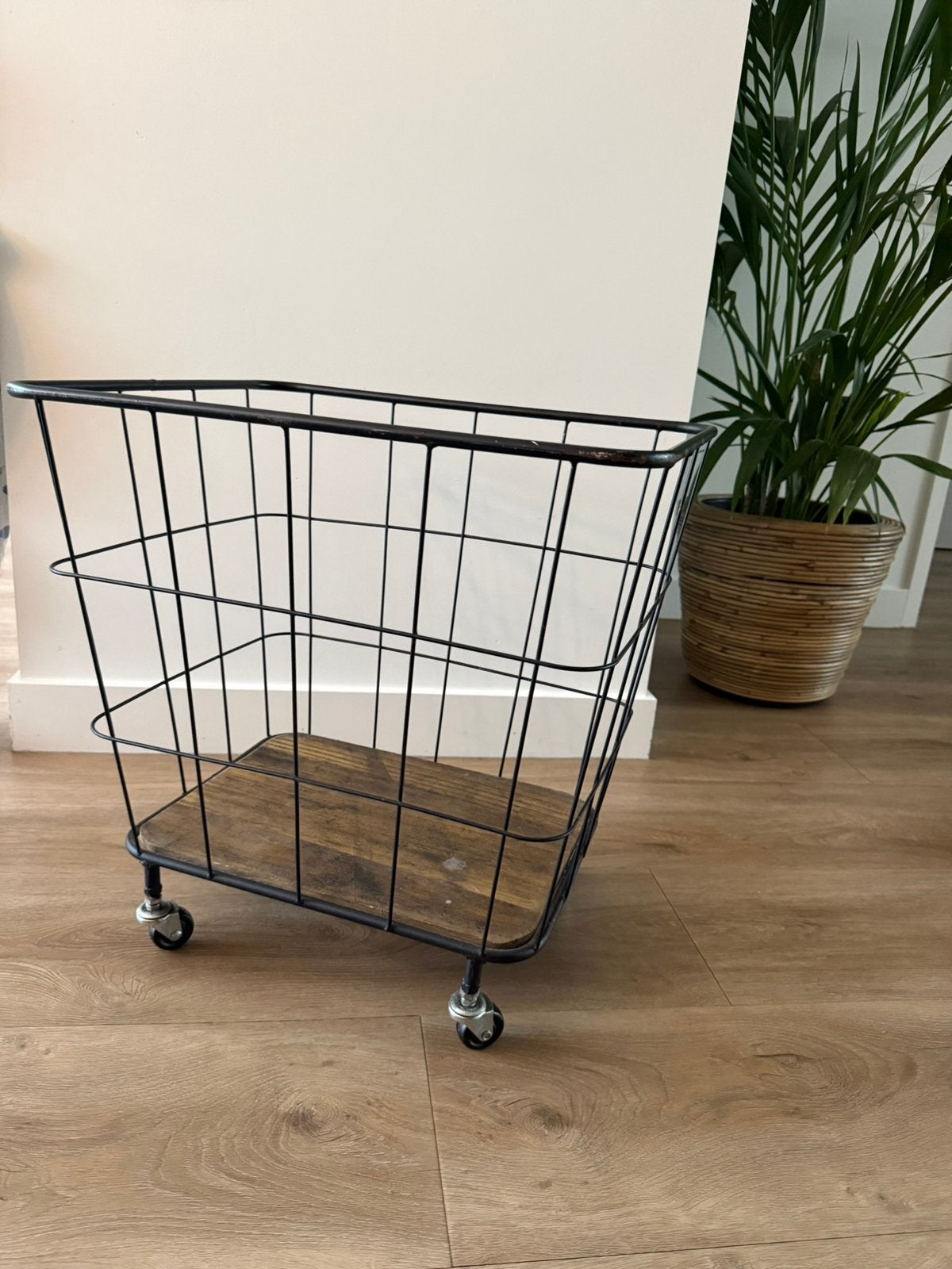 Industriele mand op wielen, Huis en Inrichting, Woonaccessoires | Krantenbakken en Lectuurbakken, Overige typen, Ophalen, Zo goed als nieuw