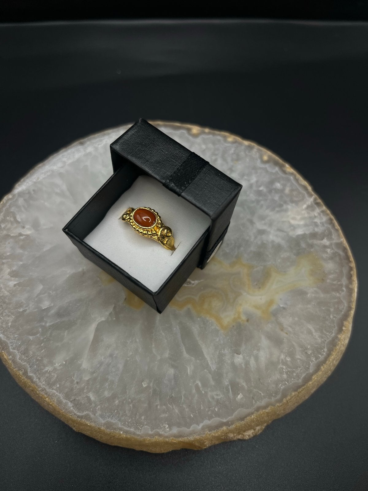 Vergulde messing ring met carneool, maat 19, Sieraden, Tassen en Uiterlijk, Overige materialen, 19 tot 20, Nieuw, Ophalen of Verzenden