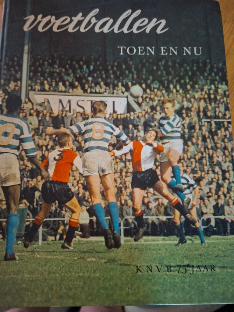 Voetballen toen en nu knvb 75 jaar, Boeken, Ophalen of Verzenden, Zo goed als nieuw, Balsport