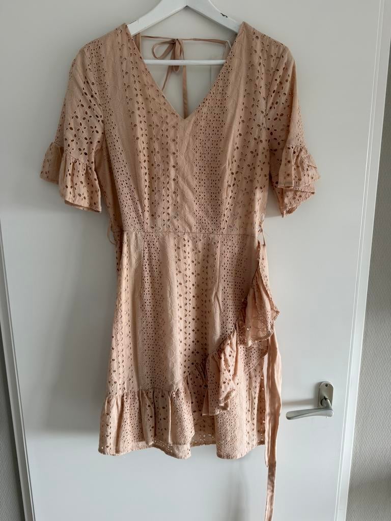 Beige/ lichtbruin broderie jurkje, Kleding | Dames, Maat 38/40 (M), Beige, Nieuw, Ophalen of Verzenden