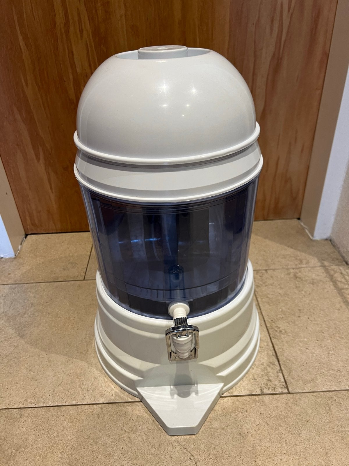 Waterfilter met kraan - Schoon en gefilterd water, Huis en Inrichting, Keuken | Keukenbenodigdheden, Ophalen, Gebruikt, Overige materialen