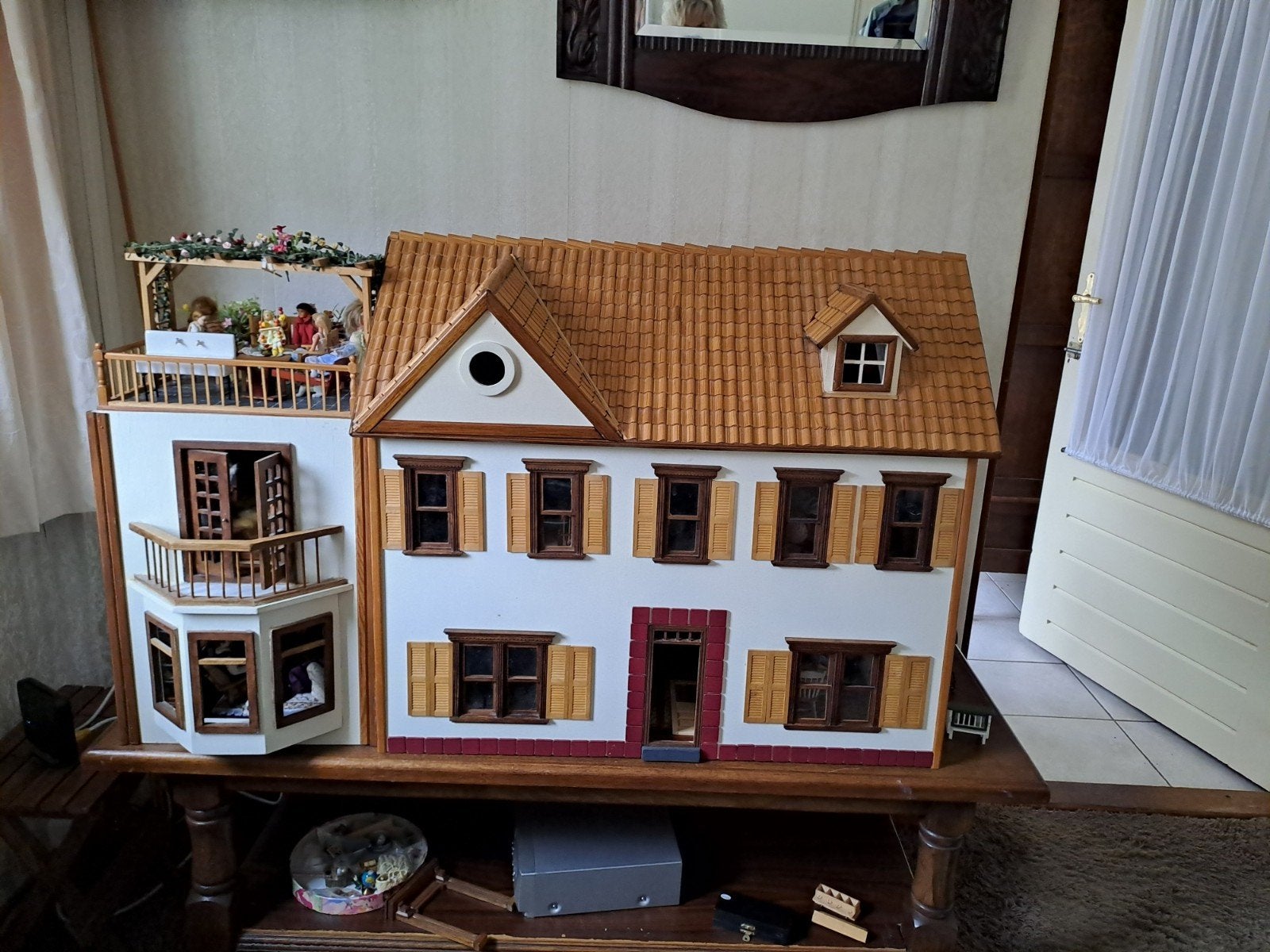 Groot en gedetailleerd poppenhuis met meubels en poppen, Verzamelen, Ophalen, Poppenhuis