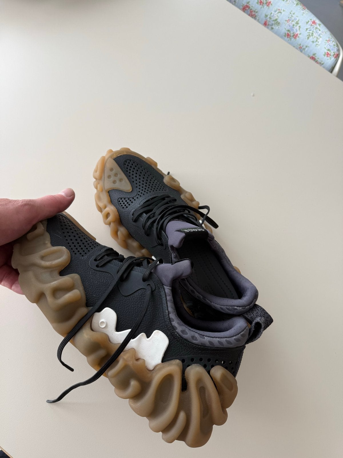 Crocs Juniper (salahe bembury) maat 43/44, Kleding | Heren, Ophalen of Verzenden, Zo goed als nieuw, Zwart, Sneakers of Gympen