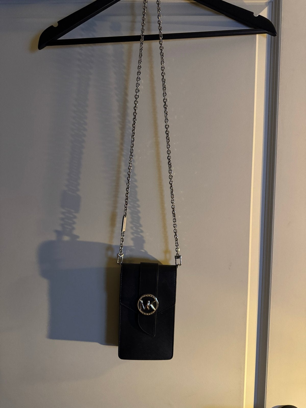 Michael Kors Telefoontasje Zwart met Zilveren Ketting, Sieraden, Tassen en Uiterlijk, Ophalen of Verzenden, Zo goed als nieuw