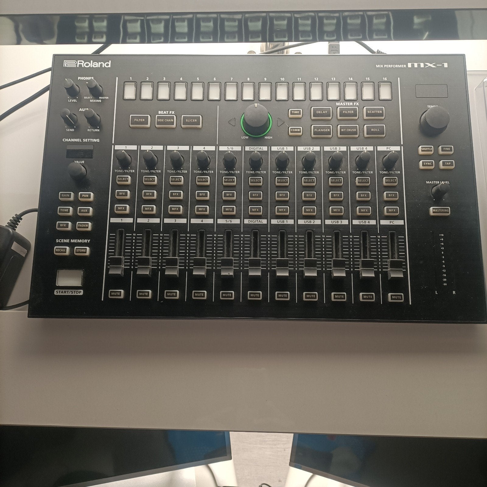 Roland MX-1 + decksaver, Ophalen, Zo goed als nieuw
