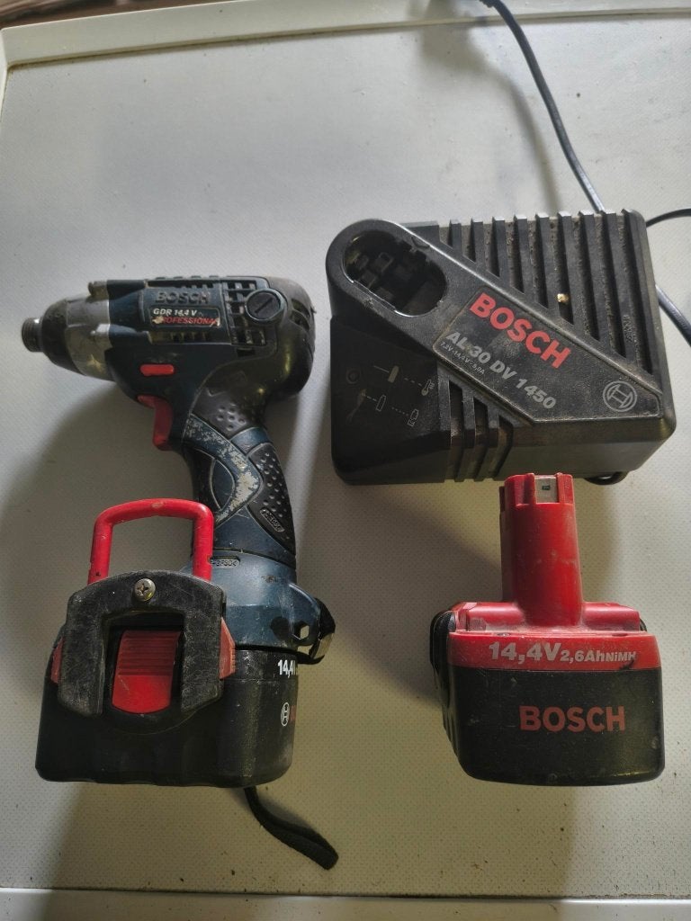 Bosch GDR 14.4 V Schroefmachine met lader en accu, Doe-het-zelf en Verbouw, Ophalen, Gebruikt, Variabele snelheid, Boor- en Schroefmachine