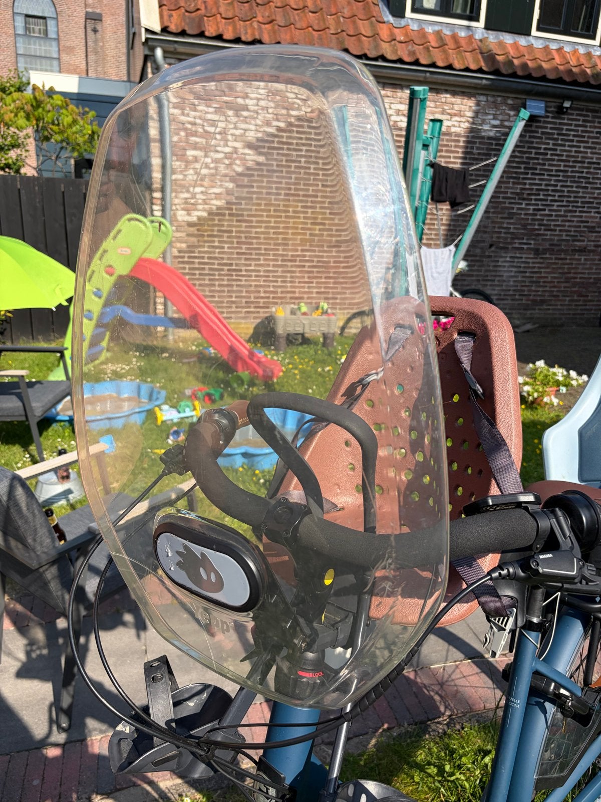 Bruin Yepp kinderzitje voorop fiets met windscherm, Fietsen en Brommers, Ophalen, Voorzitje, 0 t/m 13 kg, Gebruikt