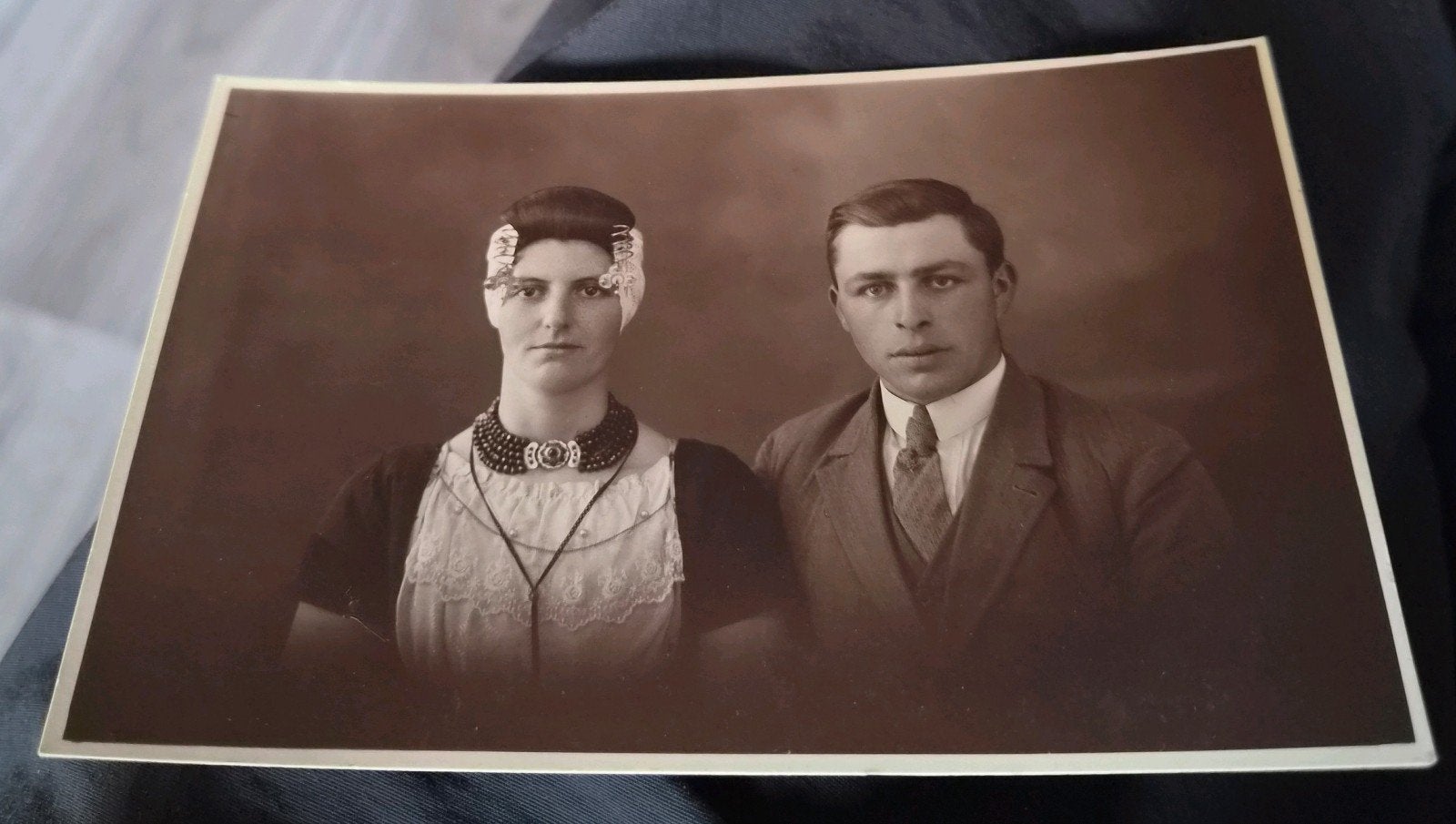 Oude foto in zeeuwse klederdracht, Middelburg/Vlissingen, Gebruikt, Foto, Klederdracht, Ophalen of Verzenden