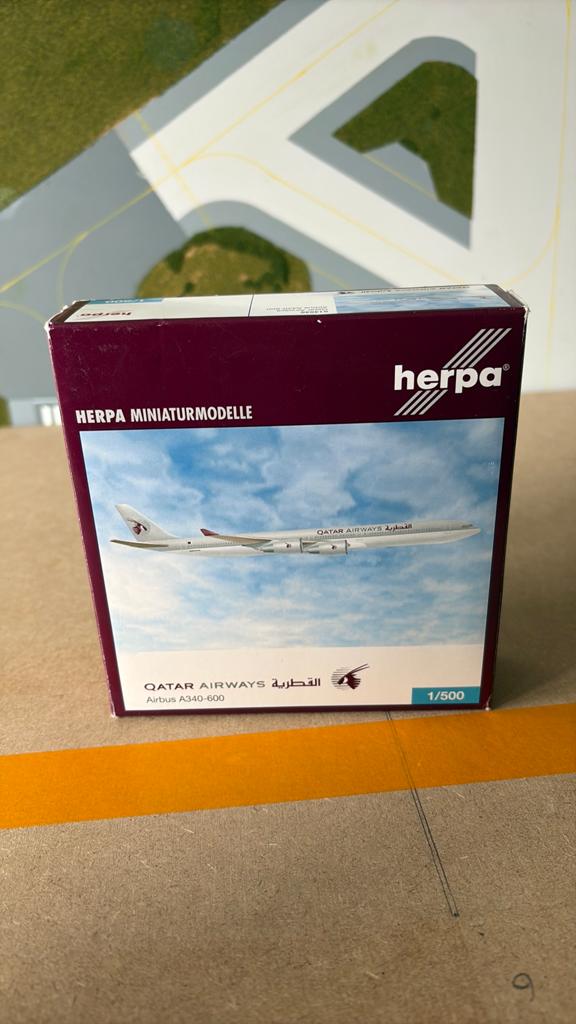 Herpa wings Qatar airways a340-600, Hobby en Vrije tijd, Modelbouw | Vliegtuigen en Helikopters, Ophalen of Verzenden, 1:72 tot 1:144