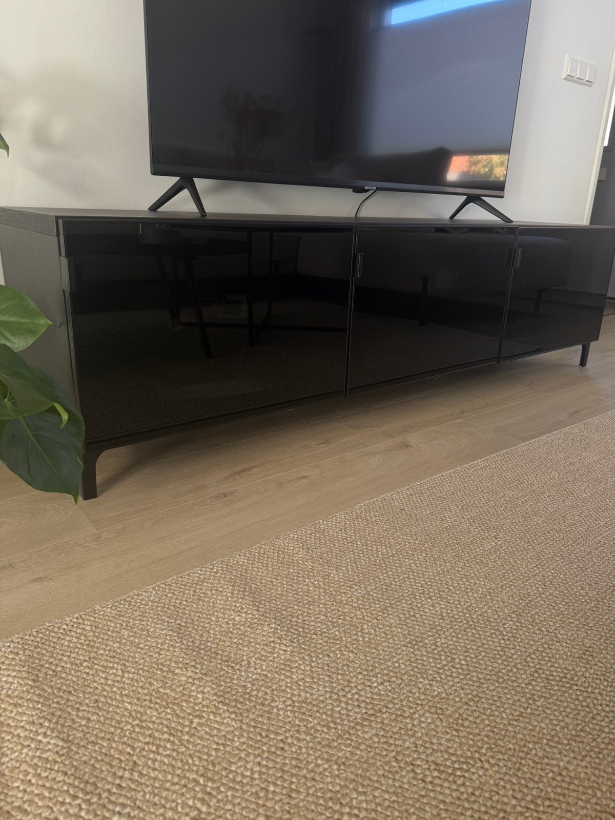 Zwartbruine ikea kast, met zwart/rookkleurglas vitrinedeur., Ophalen, 25 tot 50 cm, 150 tot 200 cm