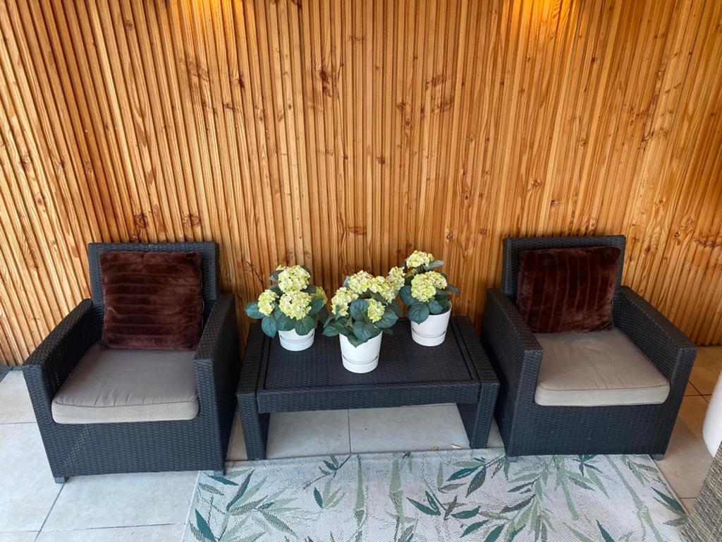 Twee Wicker stoelen met tafeltje, 2 zitplaatsen, Gebruikt, Ophalen of Verzenden, Wicker