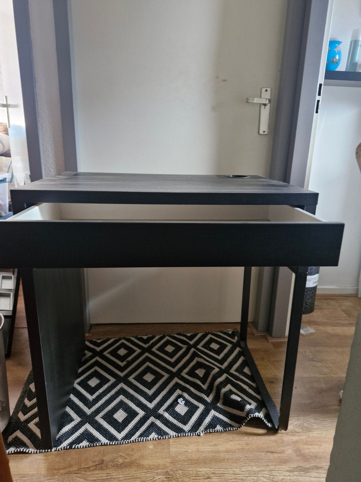 Zwart IKEA Micke bureau met lade, Ophalen, Zwart, Gebruikt, Kabelgoot