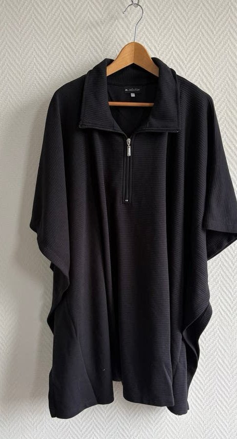 M. Collection Zwarte Poncho Maat 52/54, Kleding | Dames, Verzenden, Nieuw, Zwart, Trui of Vest