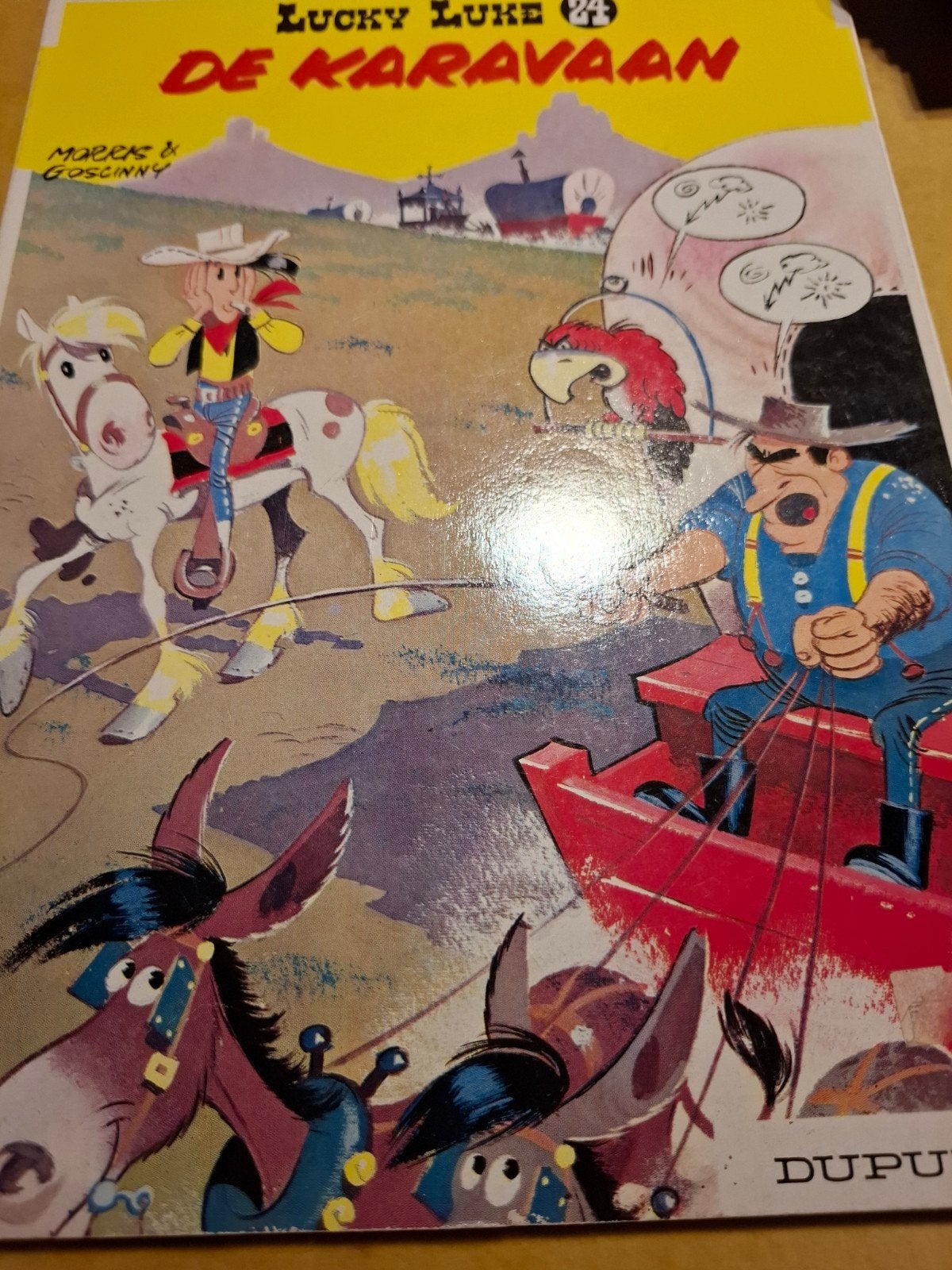 Lucky Luke 24 - De Karavaan (Morris & Goscinny), Eén stripboek, Ophalen of Verzenden, Gelezen, Morris & Goscinny