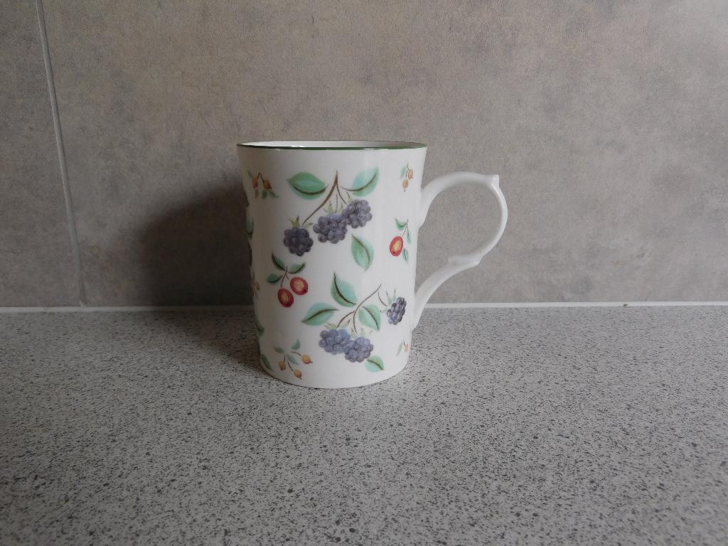 Mok Fine Bone China Fruits Kingsbury, Ophalen of Verzenden, Zo goed als nieuw, Overige stijlen, Kop(pen) en/of Schotel(s)