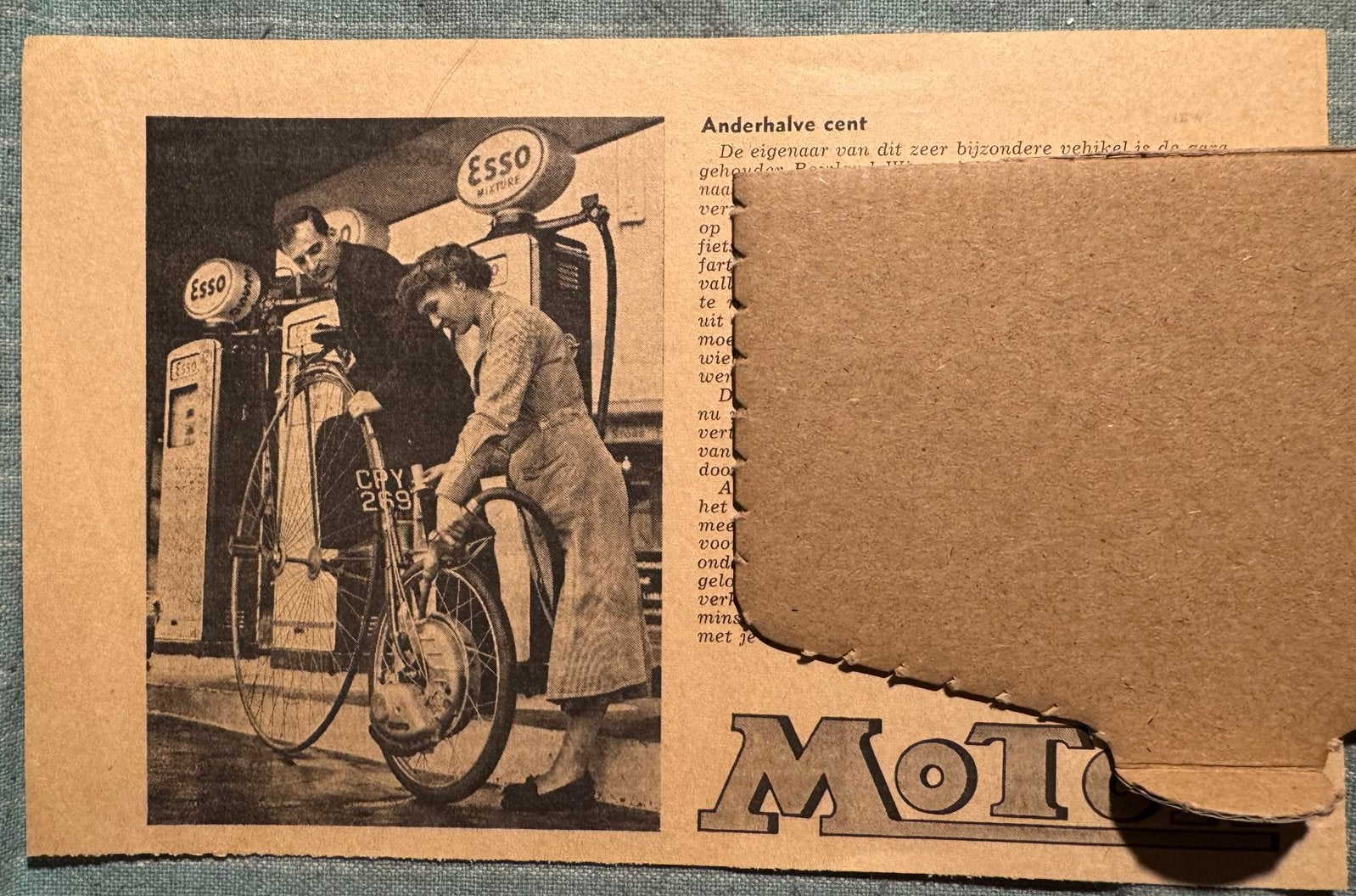Knipsel met Cyclemaster en oud Esso tankstation jaren ‘50, Verzamelen, Verzenden, Zo goed als nieuw, Motoren