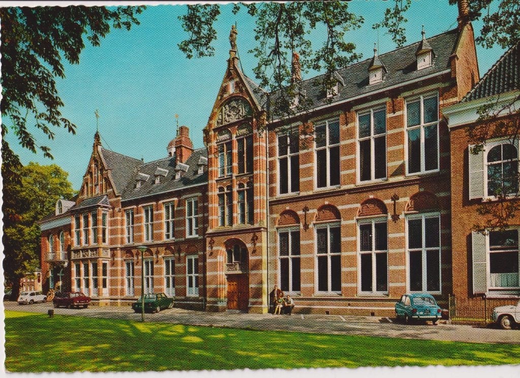 Assen, Het provinciehuis met auto's Volvo 144, Fiat 850, Verzamelen, Ophalen of Verzenden, 1960 tot 1980, Gelopen, Drenthe