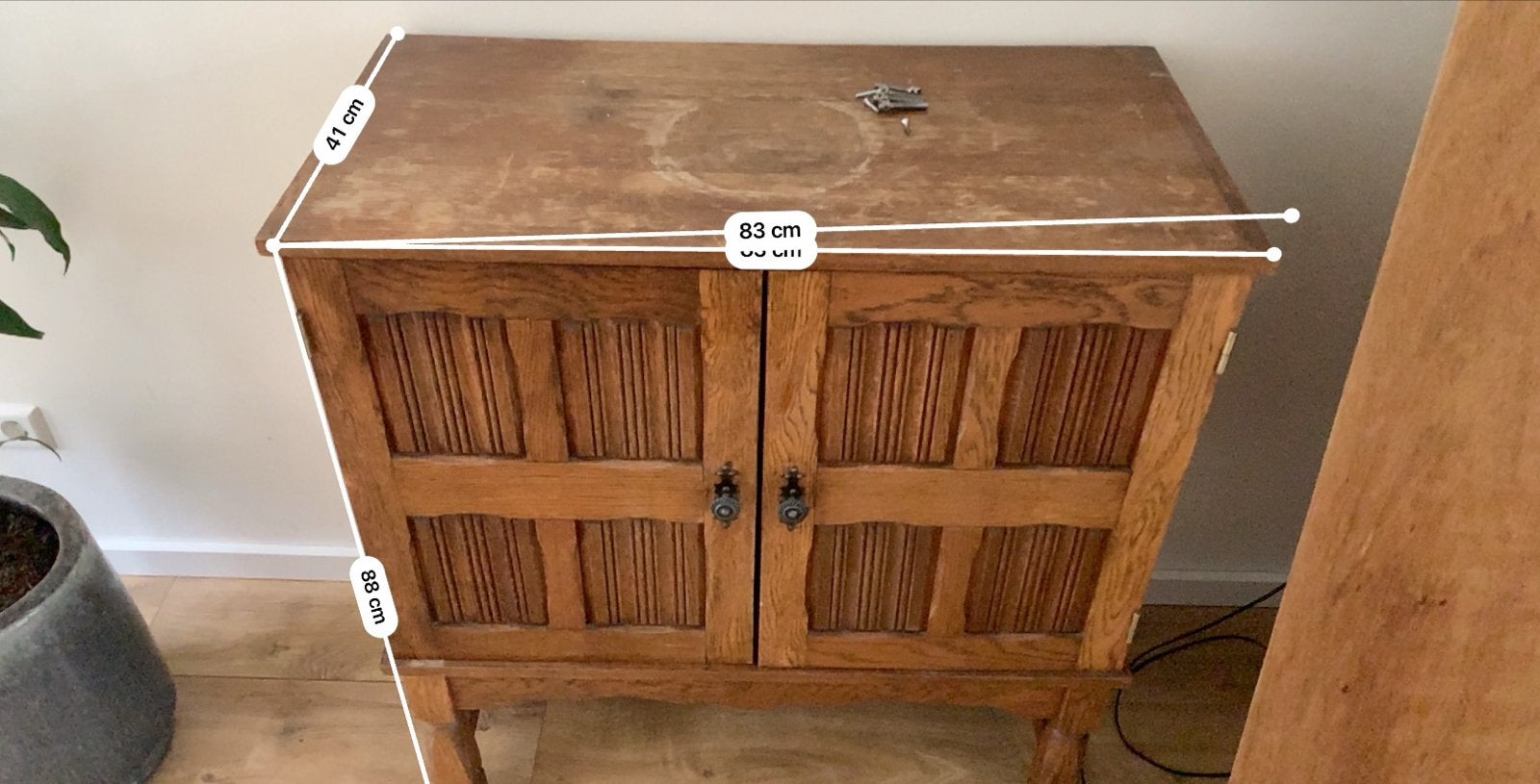 Vintage houten kastje met twee deuren, Ophalen