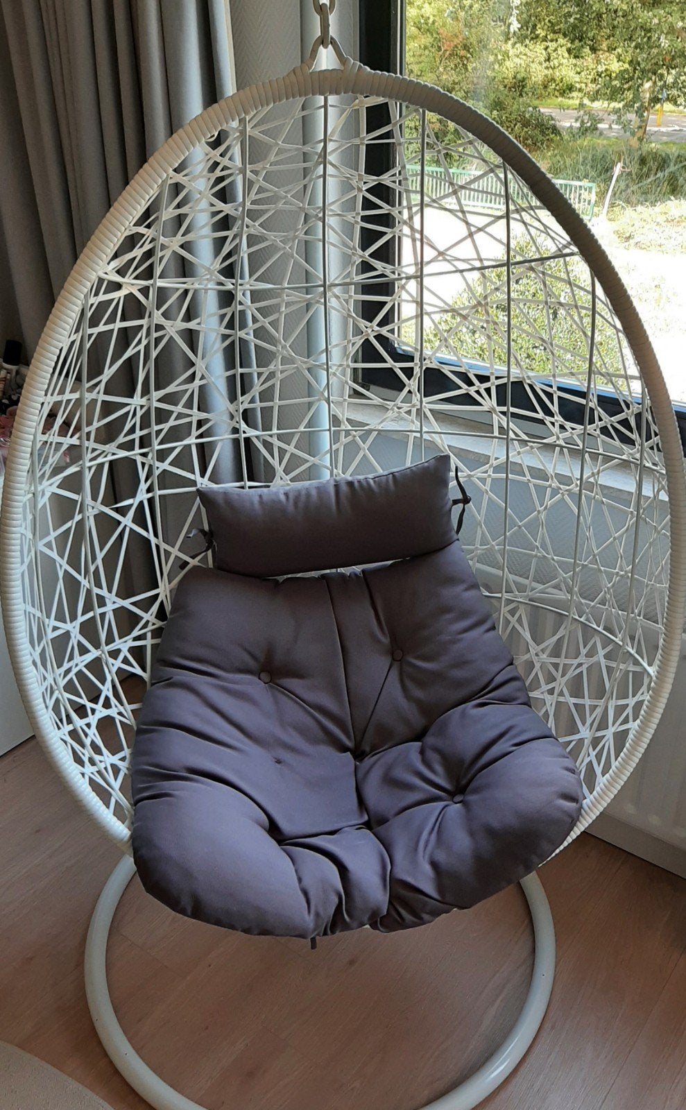 Comfortabele hangstoel met standaard en kussen, Ophalen, Modern, Comfortabel, Wit, Zo goed als nieuw
