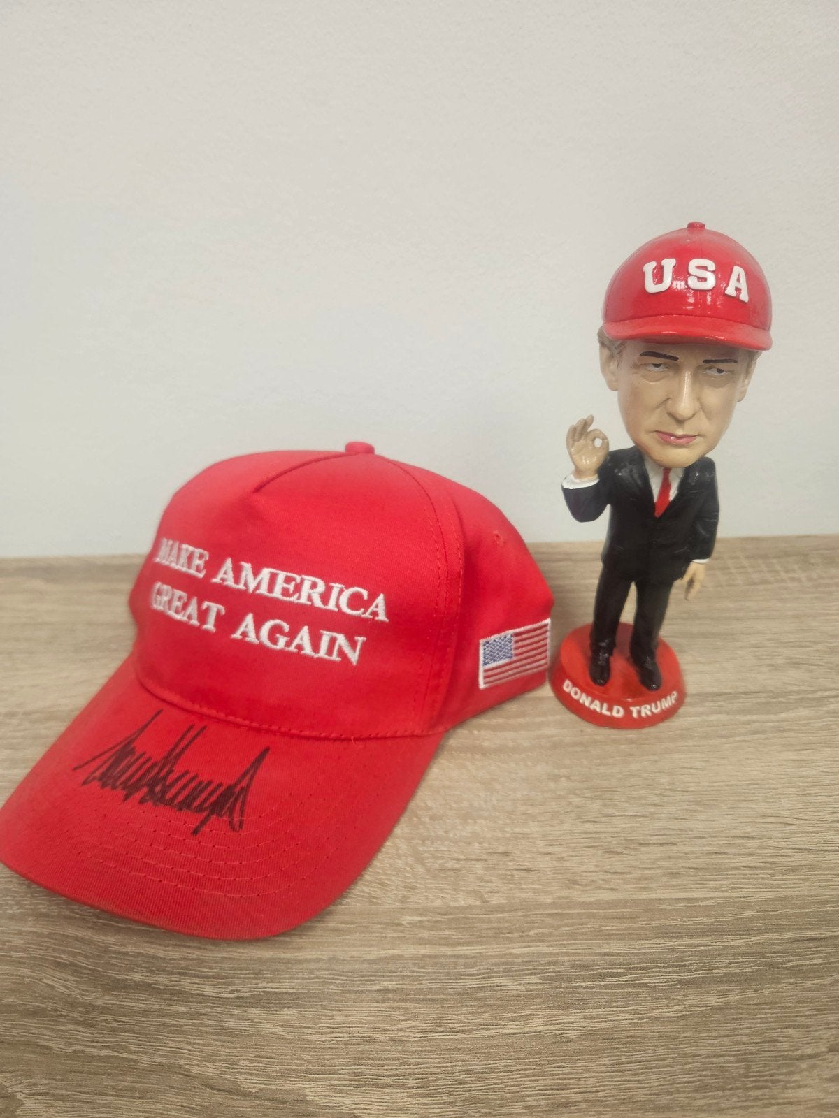 Donald Trump Pet met Handtekening & Bobblehead Pop, Verzamelen, Ophalen, Zo goed als nieuw, Kleding, Gesigneerd