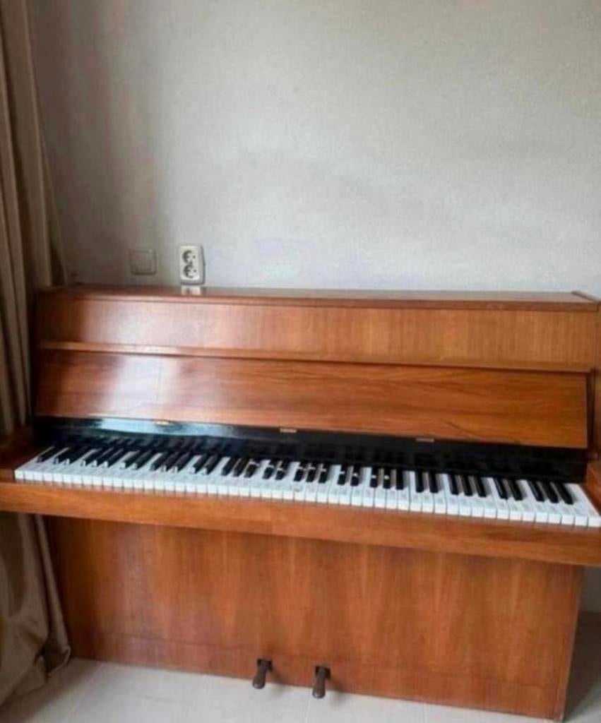 Piano moet weg €100,-, Klassiek, Ophalen of Verzenden, Zo goed als nieuw, Artiest of Componist