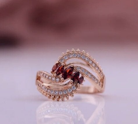 Elegante 18K goud verguld ring met rode zirkoon, Nieuw, Ophalen of Verzenden, 17 tot 18, Met edelsteen
