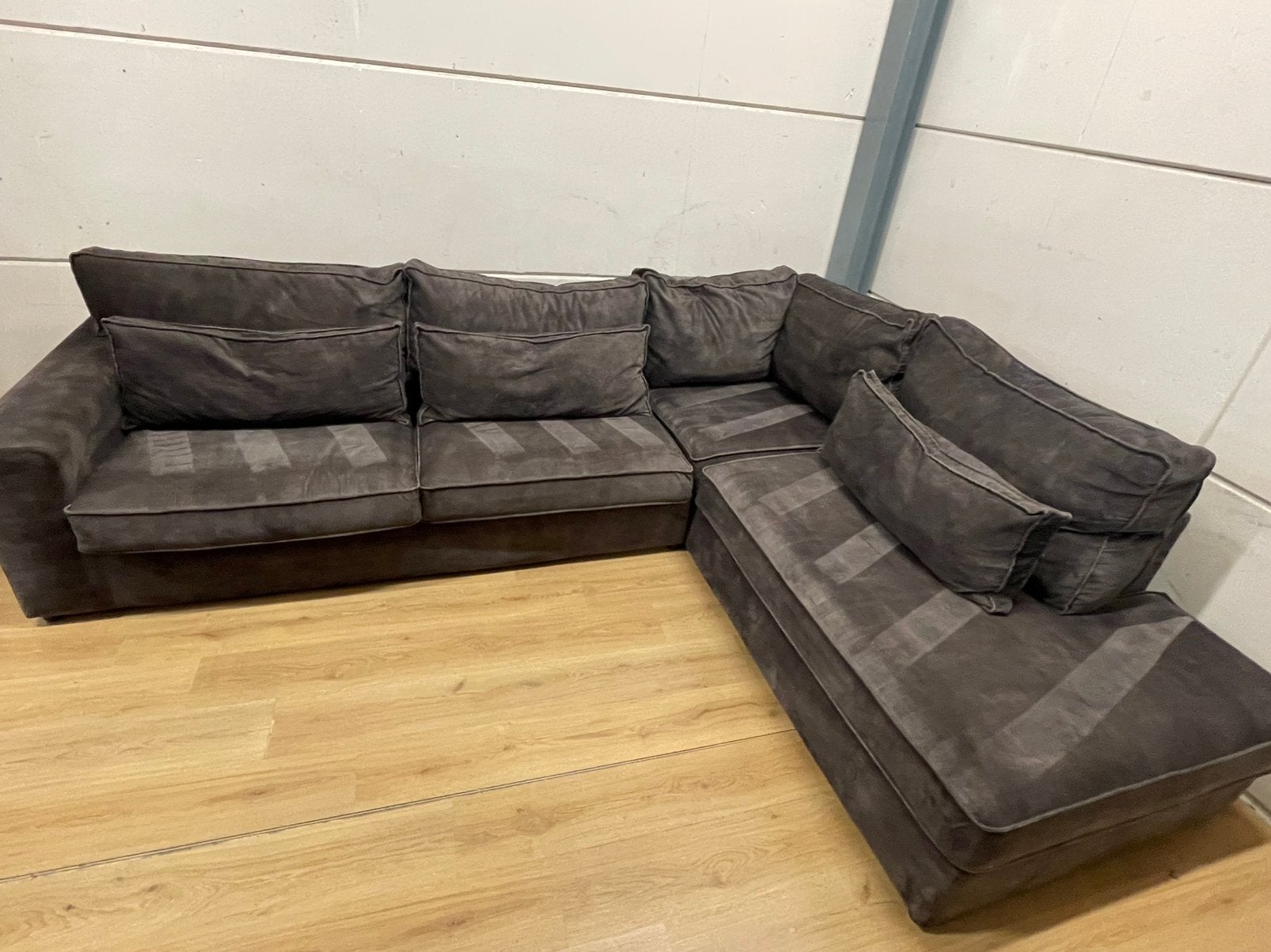 Foto 2 van Mooie luxe suede velvet antraciet zwarte hoekbank GEREINIGD!