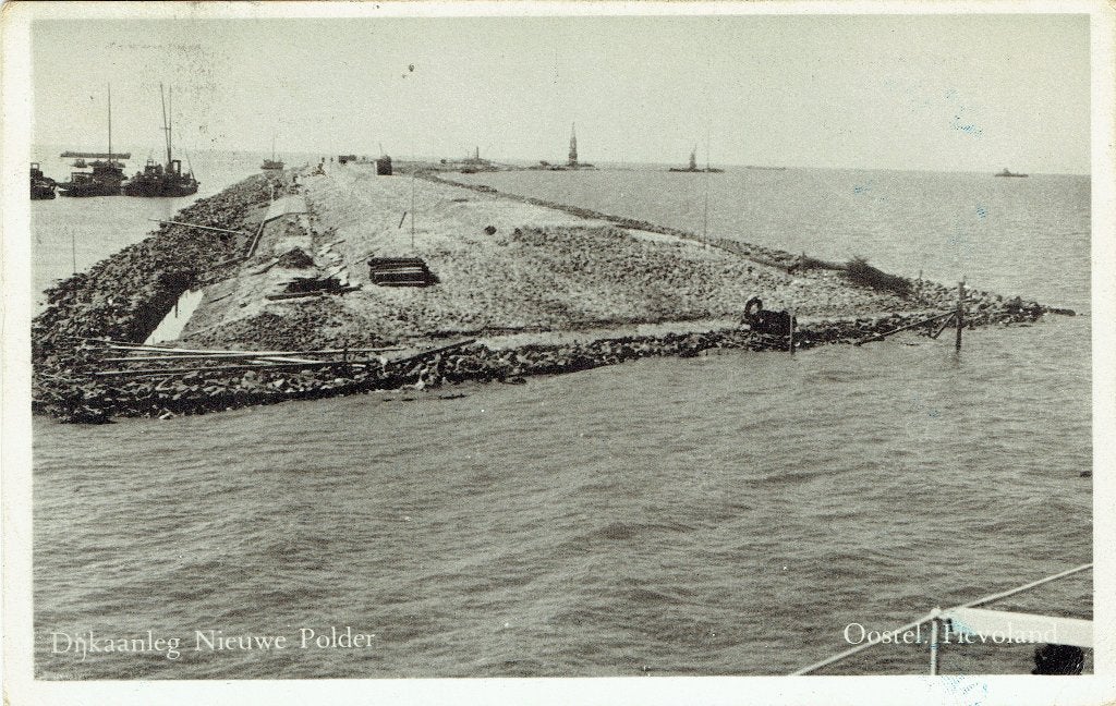Ansichtkaart oostelijk Flevoland dijkaanleg, Verzenden, 1940 tot 1960, Gelopen, Flevoland