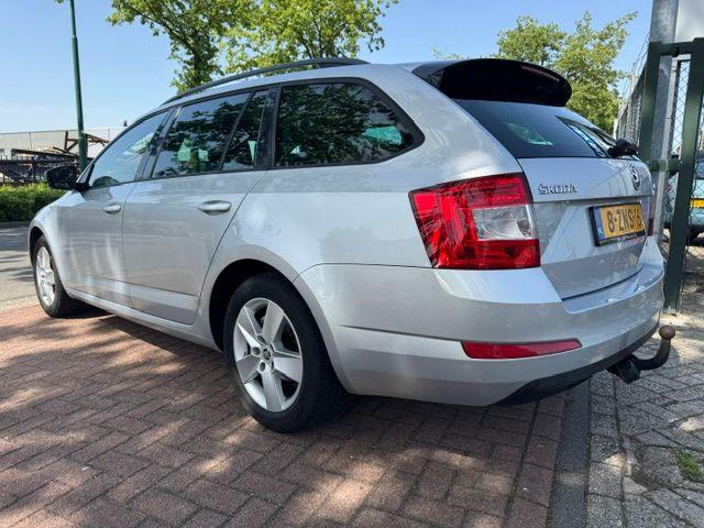 Skoda Octavia Combi 1.6 TDI Greenline Airco/ECC,Cruisecontro, Auto's, Skoda, Voorwielaandrijving, Euro 5, Stof, Zwart