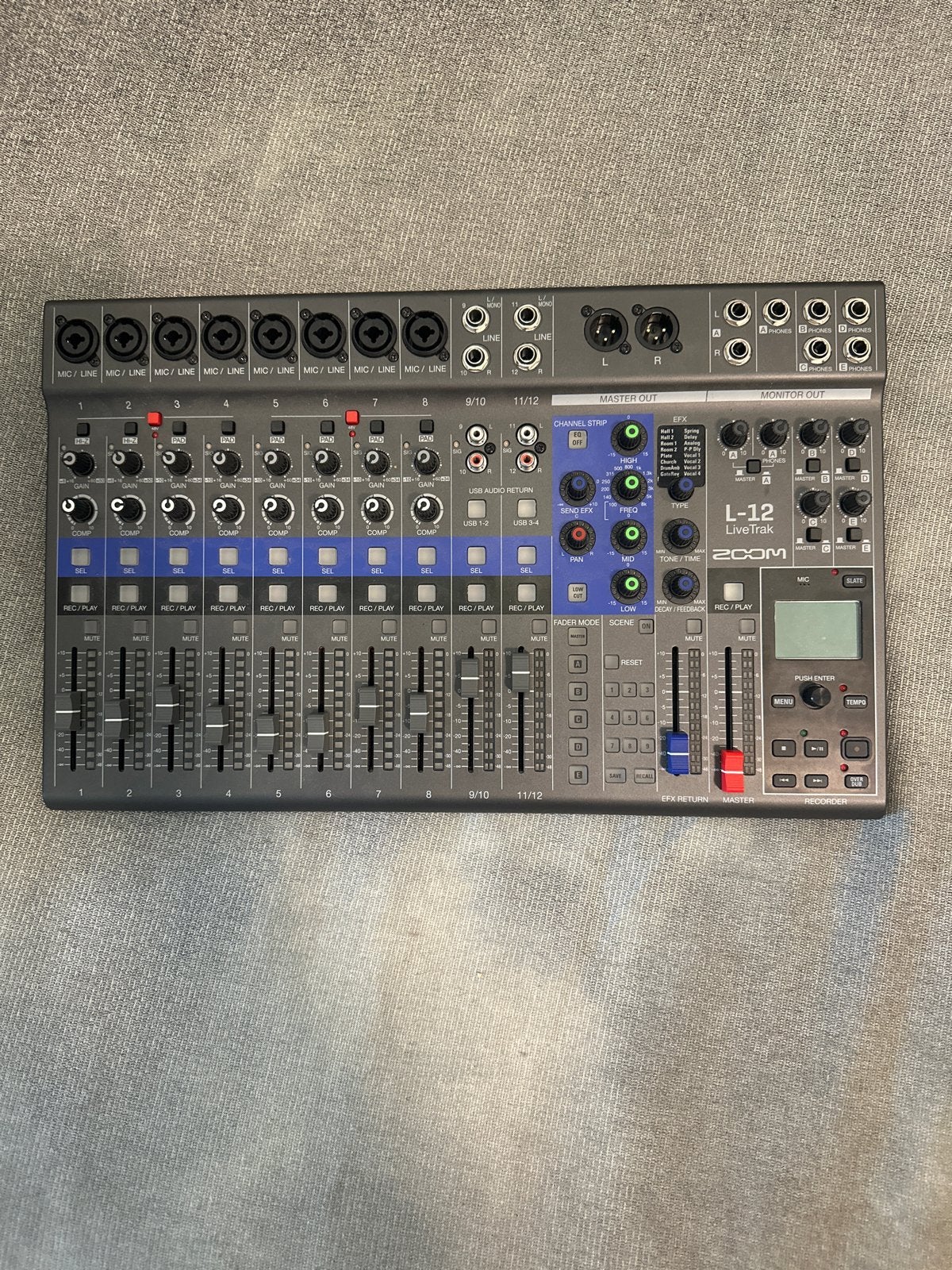 Zoom LiveTrak L-12 Digitale Mixer en Recorder, Muziek en Instrumenten, Mengpanelen, Ophalen of Verzenden, Zo goed als nieuw, 10 tot 20 kanalen