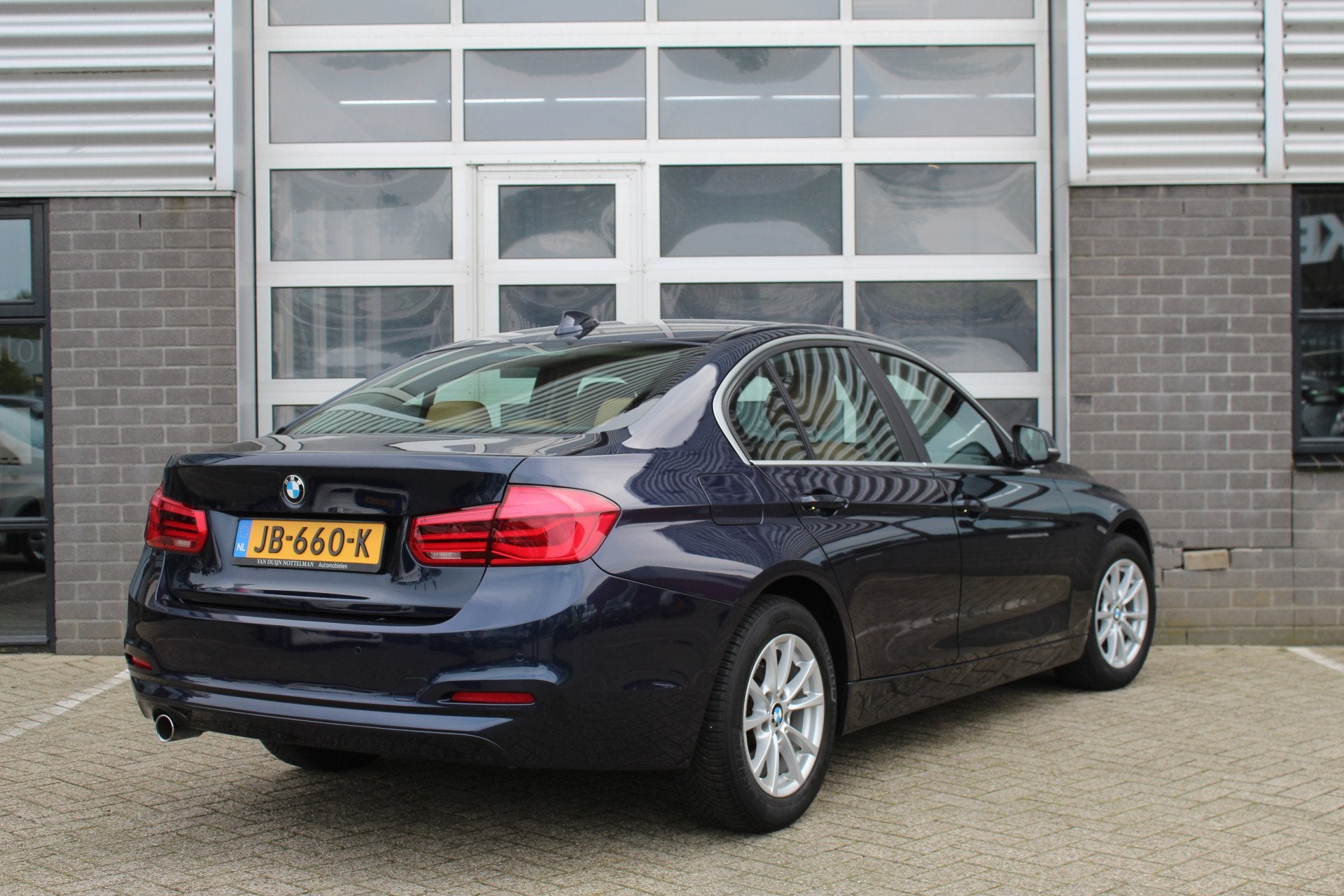 BMW 3 Serie 318i Essential / Leer / Navigatie / Automaat / N, Automaat, Dealer onderhouden, Gebruikt, Met garantie (alle)