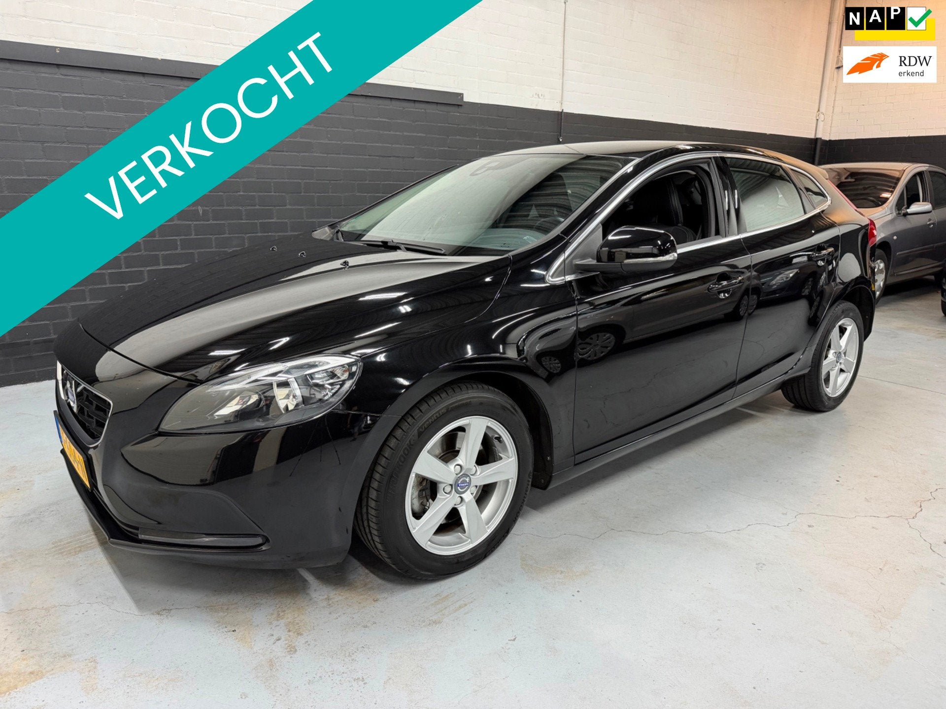 Volvo V40 2.0 D2 Momentum Nap/Airco/APK 08-05-2027!, Auto's, Voorwielaandrijving, Gebruikt, 4 cilinders, Zwart