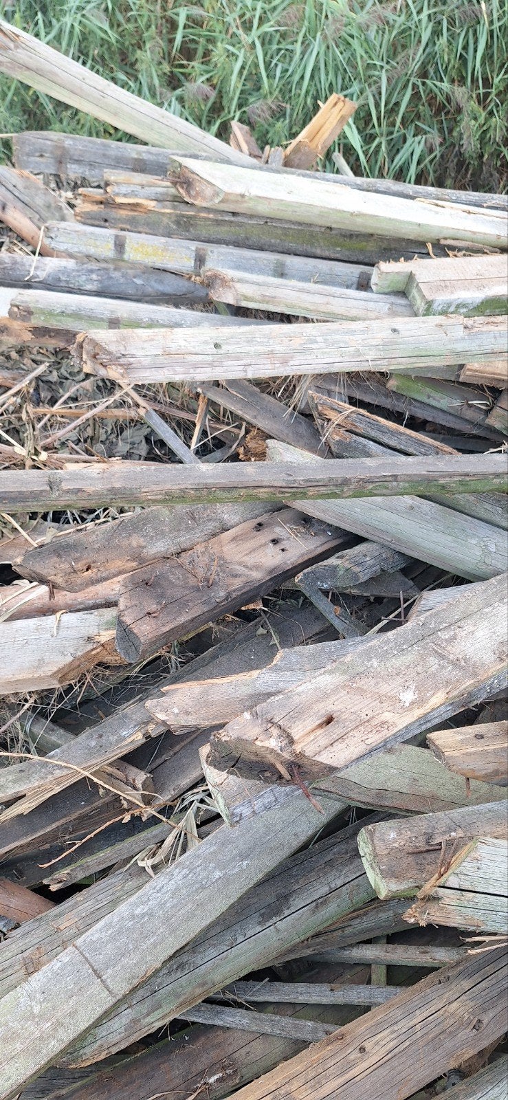 Partij brandhout, planken en balken van oude schuur, Ophalen of Verzenden