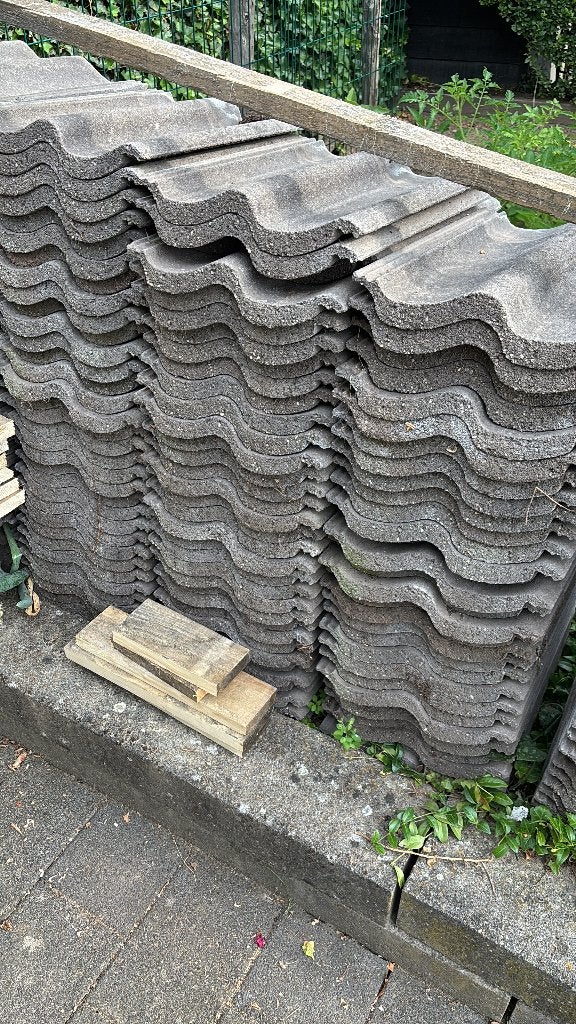 Ca. 200 betonpannen en 10 kantpannen, Doe-het-zelf en Verbouw, Dakpannen en Dakbedekking, Ophalen, Gebruikt, Steen of Klei, 15 m² of meer