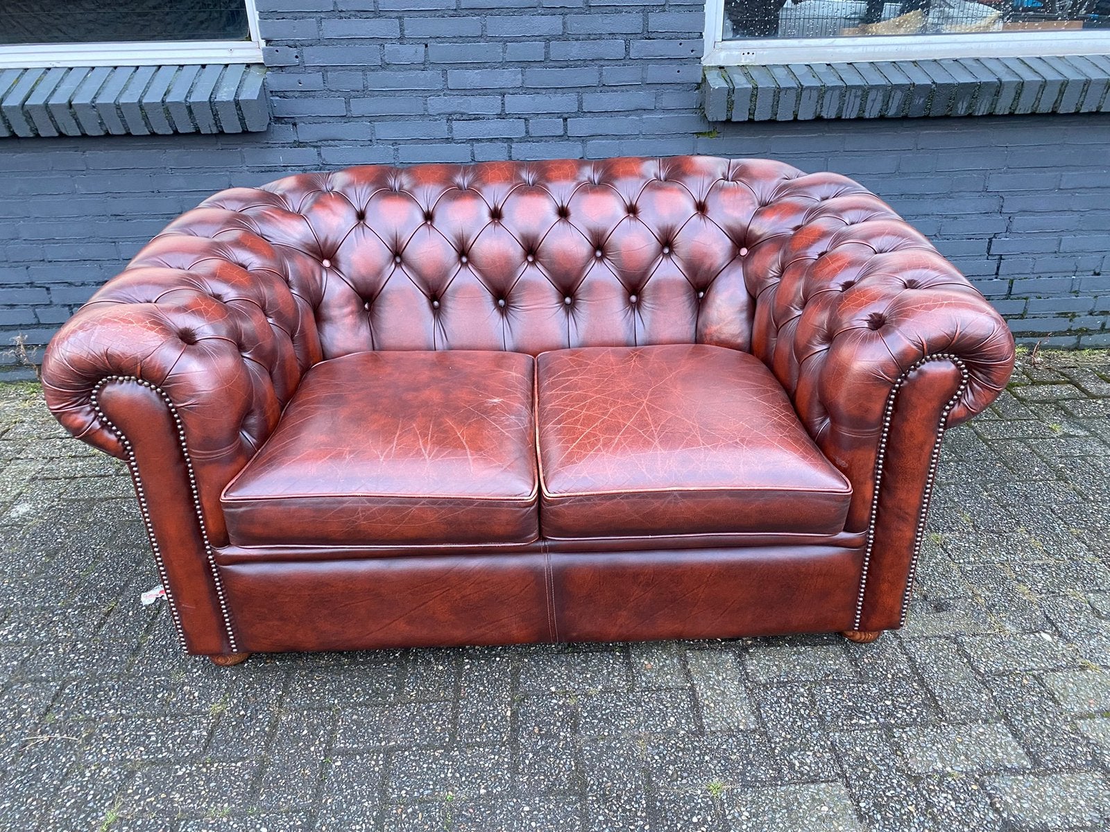 Compacte Chesterfield bank roodbruin, Ophalen, 125 cm of meer, Leer, Zo goed als nieuw
