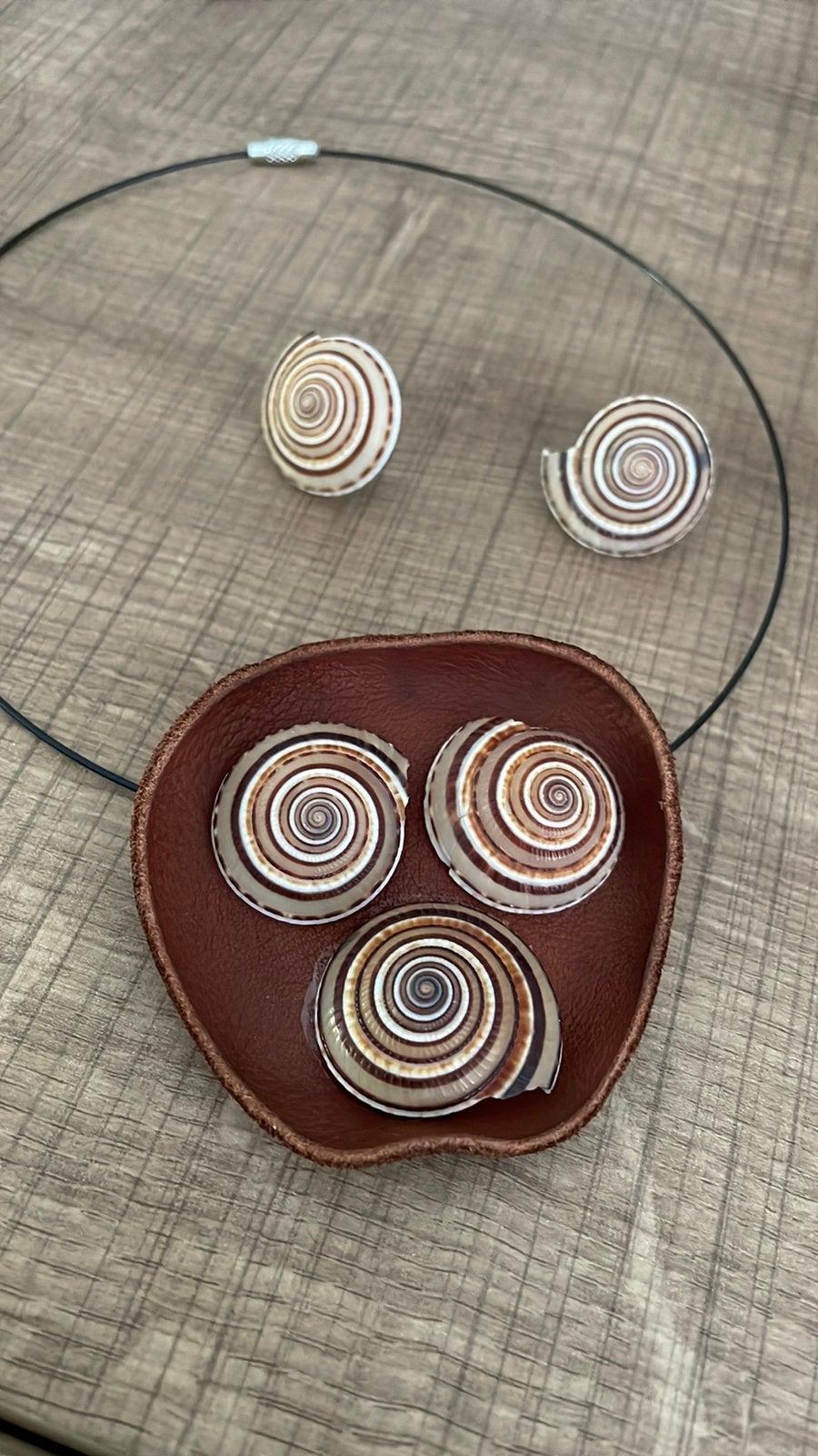 Schelp ketting met leer, Ophalen, Bruin, Nieuw, Steen of Mineraal