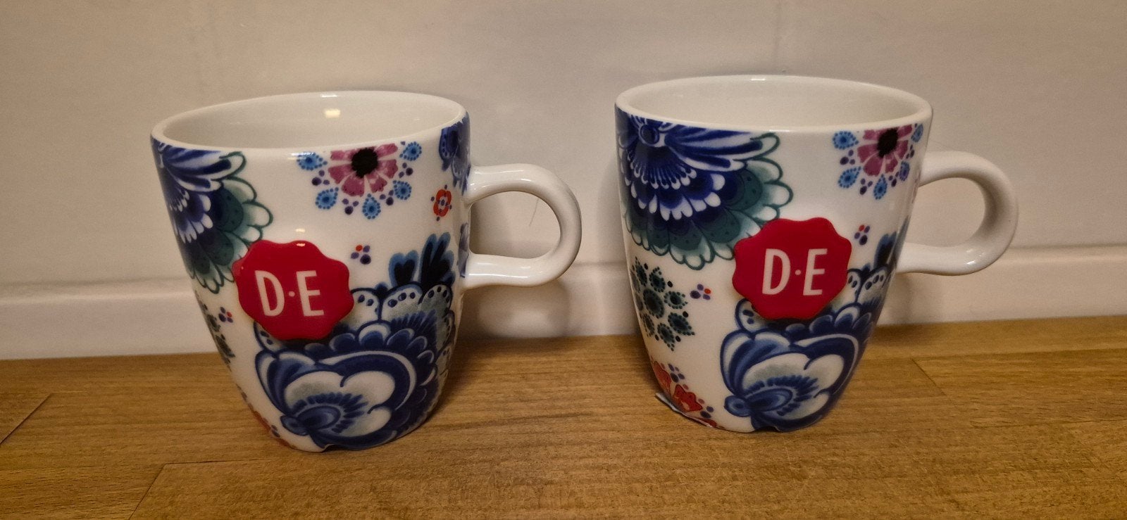 2 nieuwe Douwe Egberts koffiekopjes uit de 'Dutch Indigo', Huis en Inrichting, Keuken | Servies, Keramiek, Zo goed als nieuw, Delftsblauw