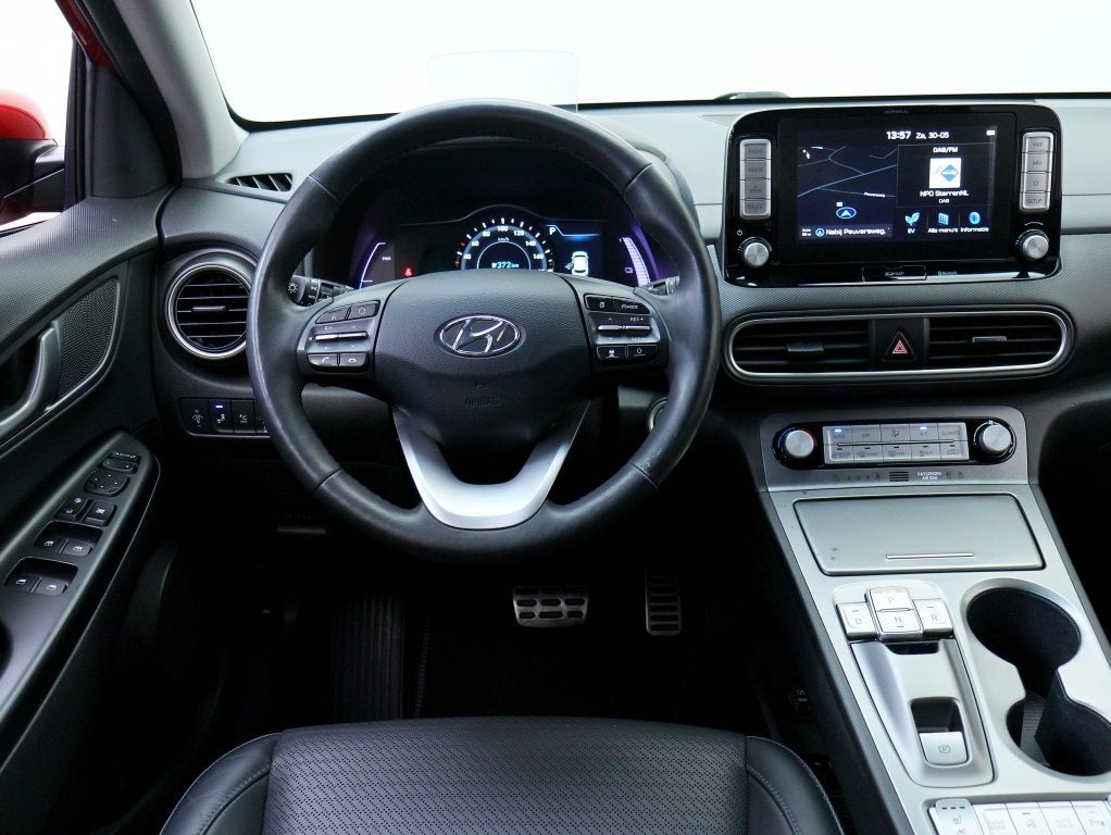 Hyundai KONA EV Premium 64 kWh | SOH 93% | Dealer onderhoude, Auto's, Hyundai, 0 cilinders, Gebruikt, Zwart, Leder