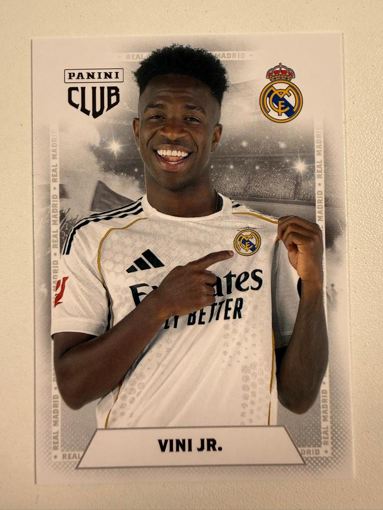 28 Vini JR. Panini Club Real Madrid 2025-26, Ophalen of Verzenden, Nieuw, Buitenlandse clubs, Poster, Plaatje of Sticker