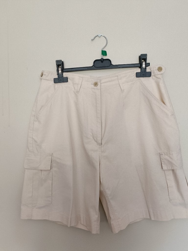 Een crème korte katoenen broek., Kleding | Dames, Broeken en Pantalons, Maat 38/40 (M), Kort, Ophalen of Verzenden, Zo goed als nieuw