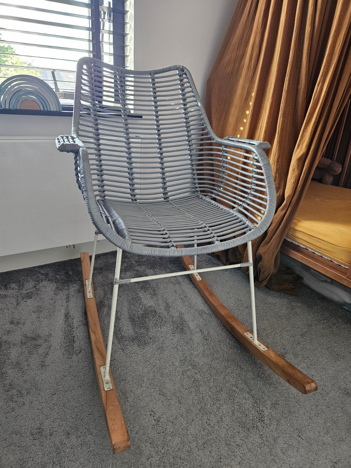 Rotan schommelstoel grijs (Babypark), Kinderen en Baby's, Kinderkamer | Tafels en Stoelen, Ophalen, Gebruikt, Stoel(en)