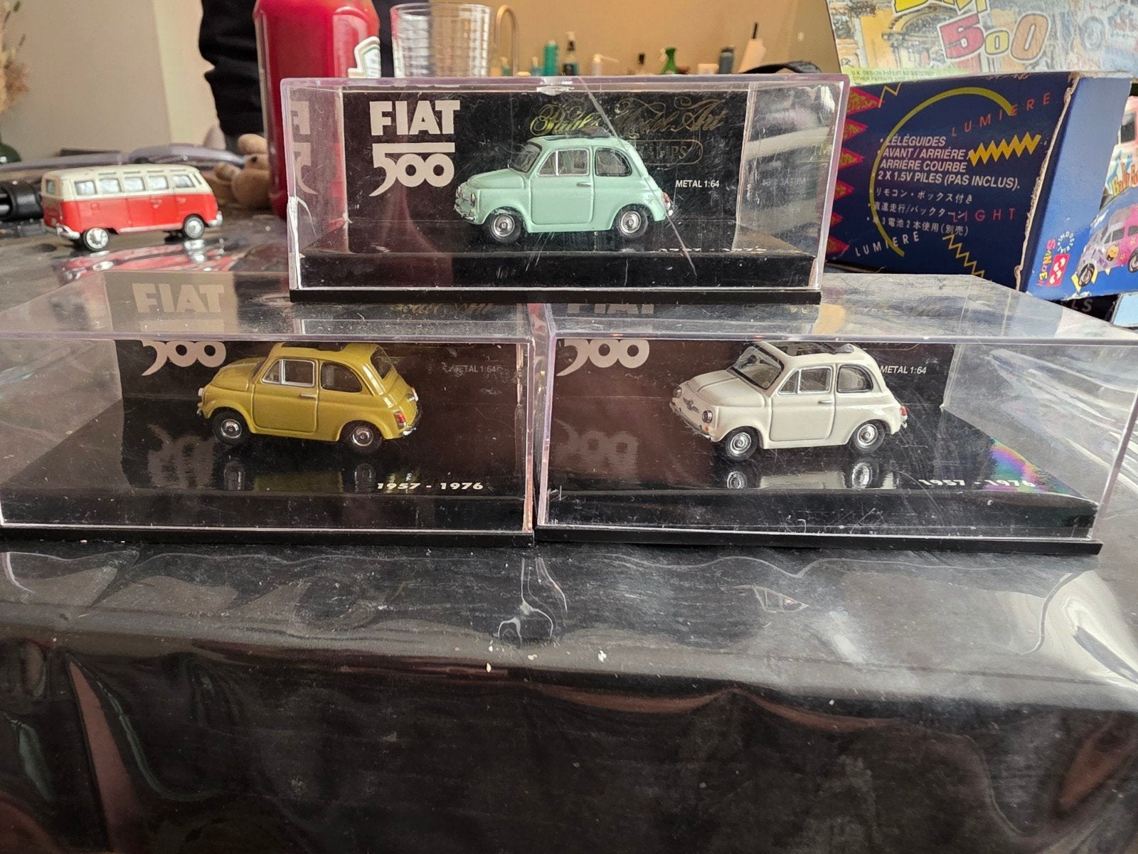 Set van 3 Fiat 500 schaalmodellen (1:64) in vitrine, Ophalen of Verzenden, Zo goed als nieuw, Auto, Overige merken