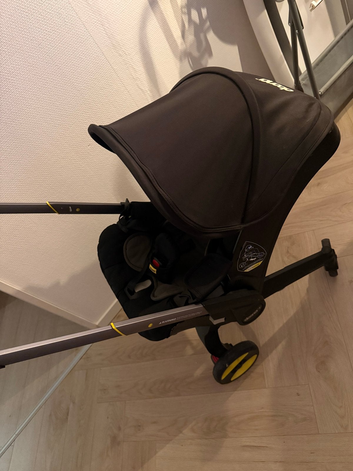 Doona autostoel en kinderwagen in één (0-13 kg), Overige merken, Autogordel, Zo goed als nieuw, 0 t/m 13 kg